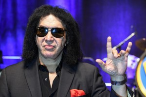Фронтмен группы Kiss Джин Симмонс решил запатентовать рокерскую "козу"