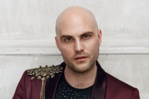 Журналист напал с поцелуями на Ани Лорак и лишился за это работы