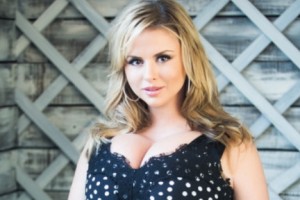 Анна Семенович послала фанатам лучи счастья и любви
