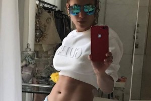Дженнифер Лопес похвасталась рельефным прессом