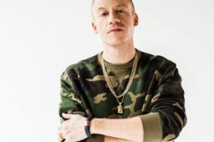 Рэпер Macklemore в своем новок клипе исполняет все желания бабушки