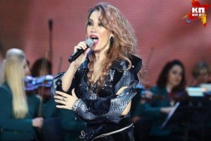 Азиза отхлестала поклонника его же букетом