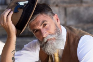 В Сети набирает популярность 60-летний дед, который стал моделью