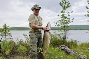 Кремль показал подводную охоту Путина на щуку