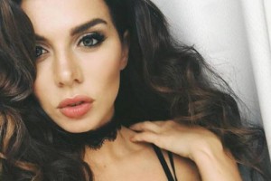 Анна Седокова едва не потеряла платье на концерте в Казани