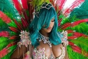 Рианну раскритиковали за неумелое пользование Фотошопом