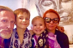 Маленький сын Джигурды и Анисиной хотел выпрыгнуть из окна