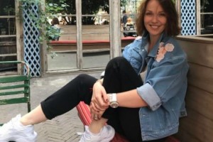 Альбина Джанабаева показала фигуру в купальнике