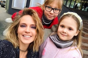 Певица Глюкоза скрывает от дочек фильм с собственным участием