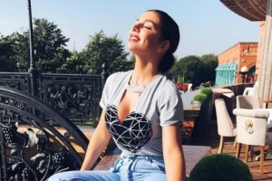 Анна Седокова похвасталась роскошным бюстом и бургером