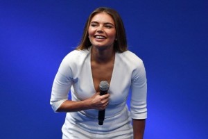 Алина Кабаева в белом платье продемонстрировала шикарное декольте