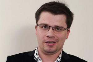 После конфликта с коллегами Гарик Харламов переходит на работу к Евгению Петросяну