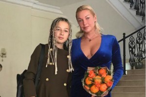 Анастасия Волочкова повеселилась на вечеринке в компании бывшего мужа