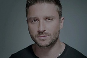 Сергей Лазарев снял клип с влюбленными лесбиянками