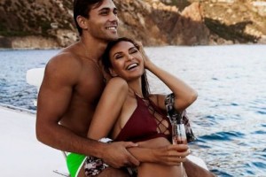 Эвелина Бледанс отдыхает в купальнике с мускулистым мачо