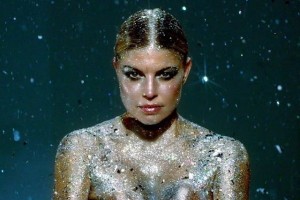 В новом клипе Ферги снова примерила свадебное платье