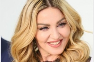 Мадонна исполнила любимую песню под гитару