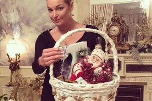 Балерина катается с лестницы в неудобной позе