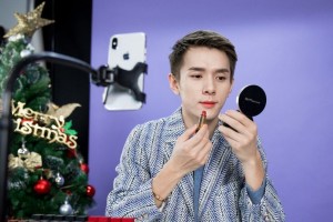 Китаец заработал 1,5 миллиона долларов на тестировании помад!