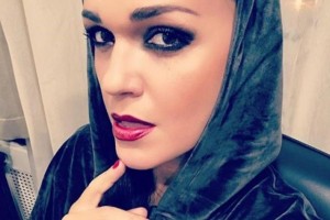 Певица Слава опубликовала в Instagram видео гаража из снега
