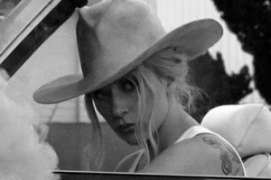 Леди Гага снова отменила концерты в Европе