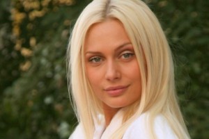 Полуголая Наталья Рудова прошлась босиком по заснеженному Санкт-Петербургу