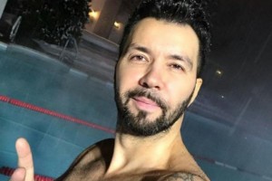 Денис Клявер дома плавает в открытом бассейне зимой