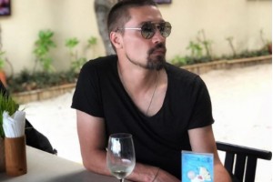 Фанаты обсудили поцелуй обгоревшего на солнце Билана с собакой