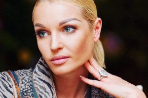 Волочкова сбрасывает вес в тренажерном зале, не снимая пуховик