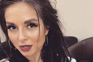 Певица Нюша удивила фанатов огромными бровями