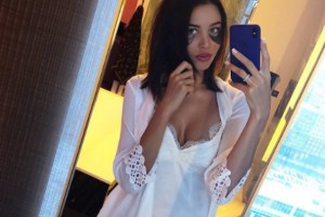 Решетова опубликовала фото в маске и пеньюаре