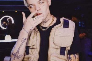 Элджей похвастался своими успехами в новом клипе