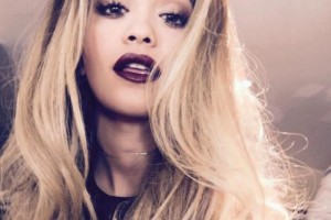 Рита Ора предстала на фото в голом виде на фоне заката