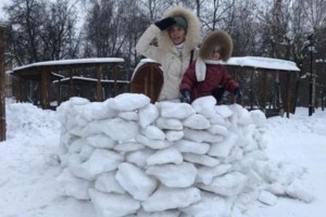 Анна Хилькевич побывала с дочерью «в дозоре» в снежном домике