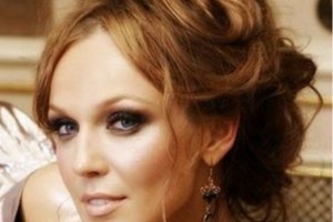 Альбина Джанабаева вспоминая детство, расплакалась в эфире передачи