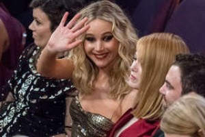 Пьяная Дженнифер Лоуренс обнимается со всеми подряд