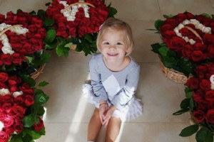 Тимати преподнес своей дочери на праздник пять корзинок роз с ее именем
