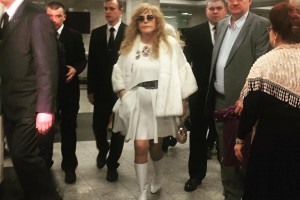 Алла Пугачева покорила публику нежным белым нарядом