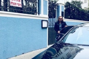Игорь Николаев преподнес букет своему кумиру