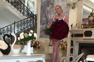 Анастасию Волочкову снова раскритиковали за нелепый наряд