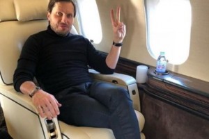 Из-за Александра Реввы на борту самолета началась драка