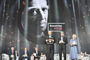 Владимир Этуш вручил Мирей Матье их общую «Звезду»