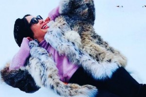 Счастливая Лариса Гузеева загорает в сугробе