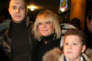 Яна Поплавская рассказала, что сын уговорил её сделать пирсинг