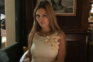 Пользователи смеются над платьем Виктории Бони