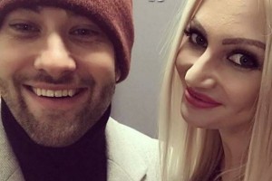 Дмитрий Шепелев проводит время с пышногрудой блондинкой