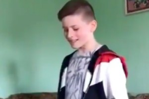 В Сети набирает популярность видео, где мальчик спел хит «Gucci gang» для бабушек