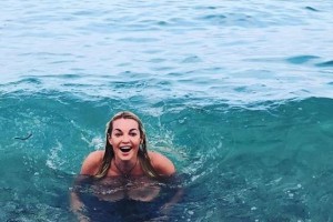 Полуголая Волочкова сделала шпагат на крыше