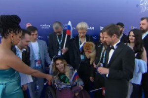 Самойлова пришла на "голубую дорожку" "Евровидения" с декоративным псом – кадры церемонии открытия читайте подробнее на сайте "Российский Диалог": https://www.rusdialog.ru/culture/144582_1525635898