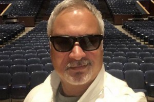 Валерий Меладзе показал яркое фото с «самыми позитивными в мире стюардессами»